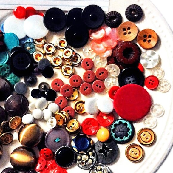 BUTTONS ~  1 Lb. Mixed LOT #2 ~ All Types, Sizes, Ages ~ INCLUDES SORTED SETS! - Picture 4 of 6